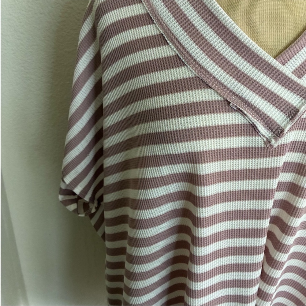 ❤️$10 WAS $23 Lovely J knit vneck top - Picture 2 of 5